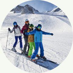 Dzieci w górach na nartach