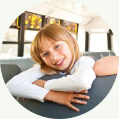 Zadowolone dziecko w autobusie