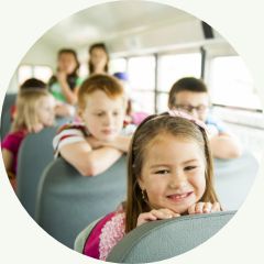 Zadowolone dzieci w autobusie